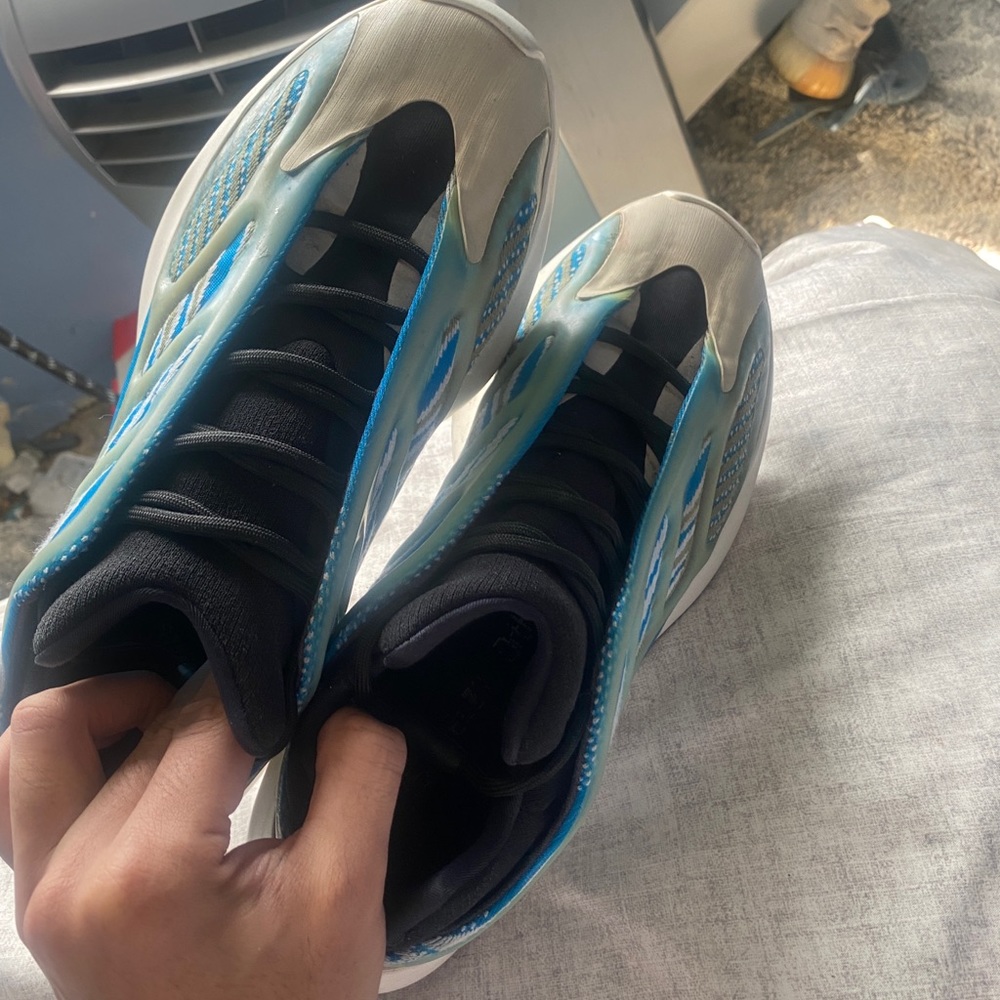 Blue Yeezys Arzareth size 9 will come with the box. Worn many times and real